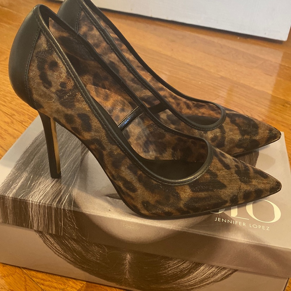 Mesh animal print pump